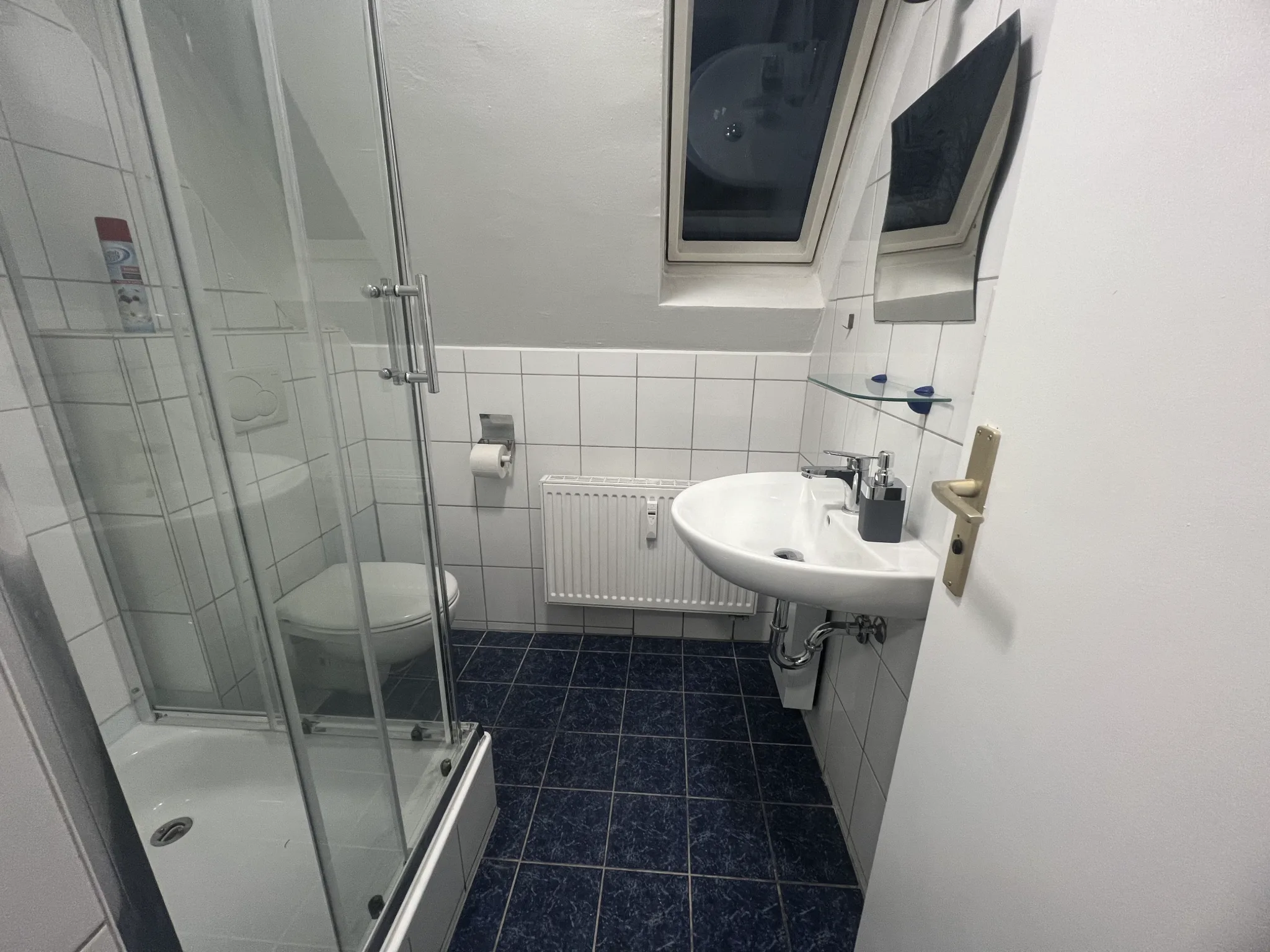 Zentrale Monteurwohnung Leverkusen – Parkplatz direkt am Haus – Bild 2